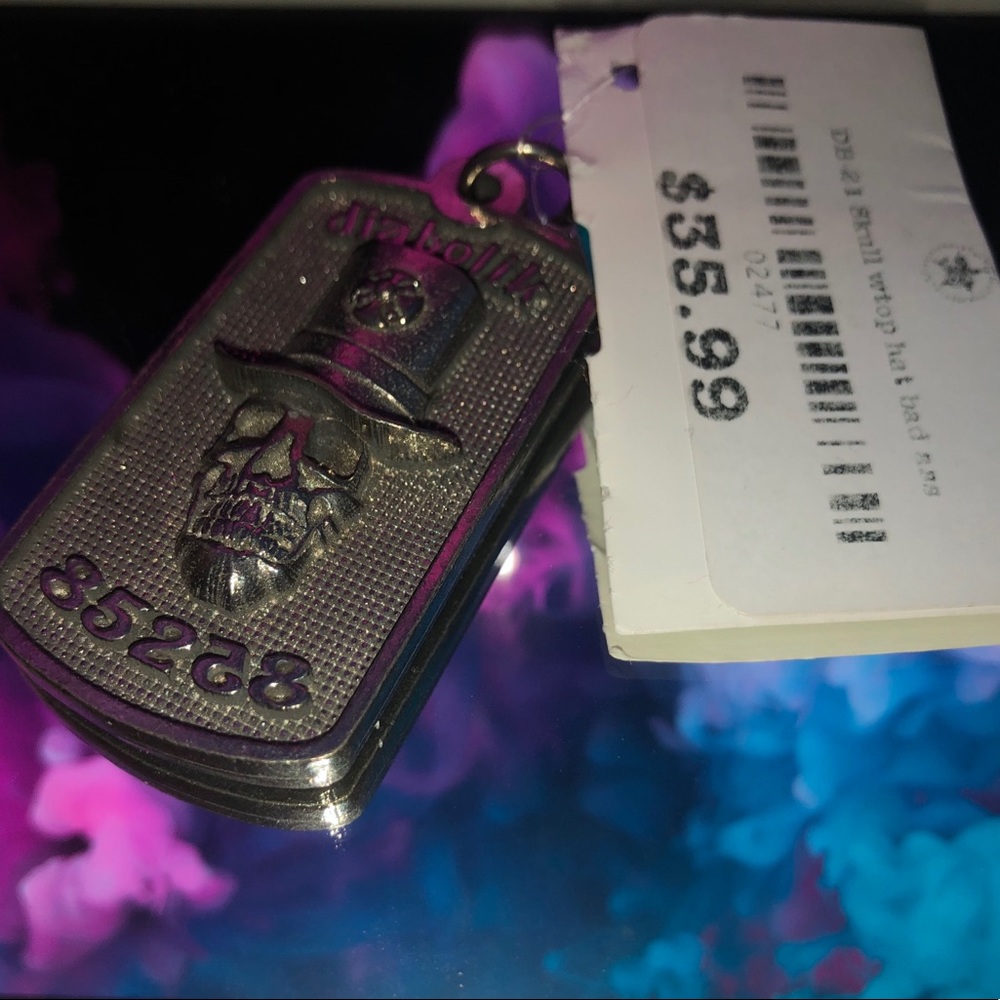 Skull top hat dog tag BNWT